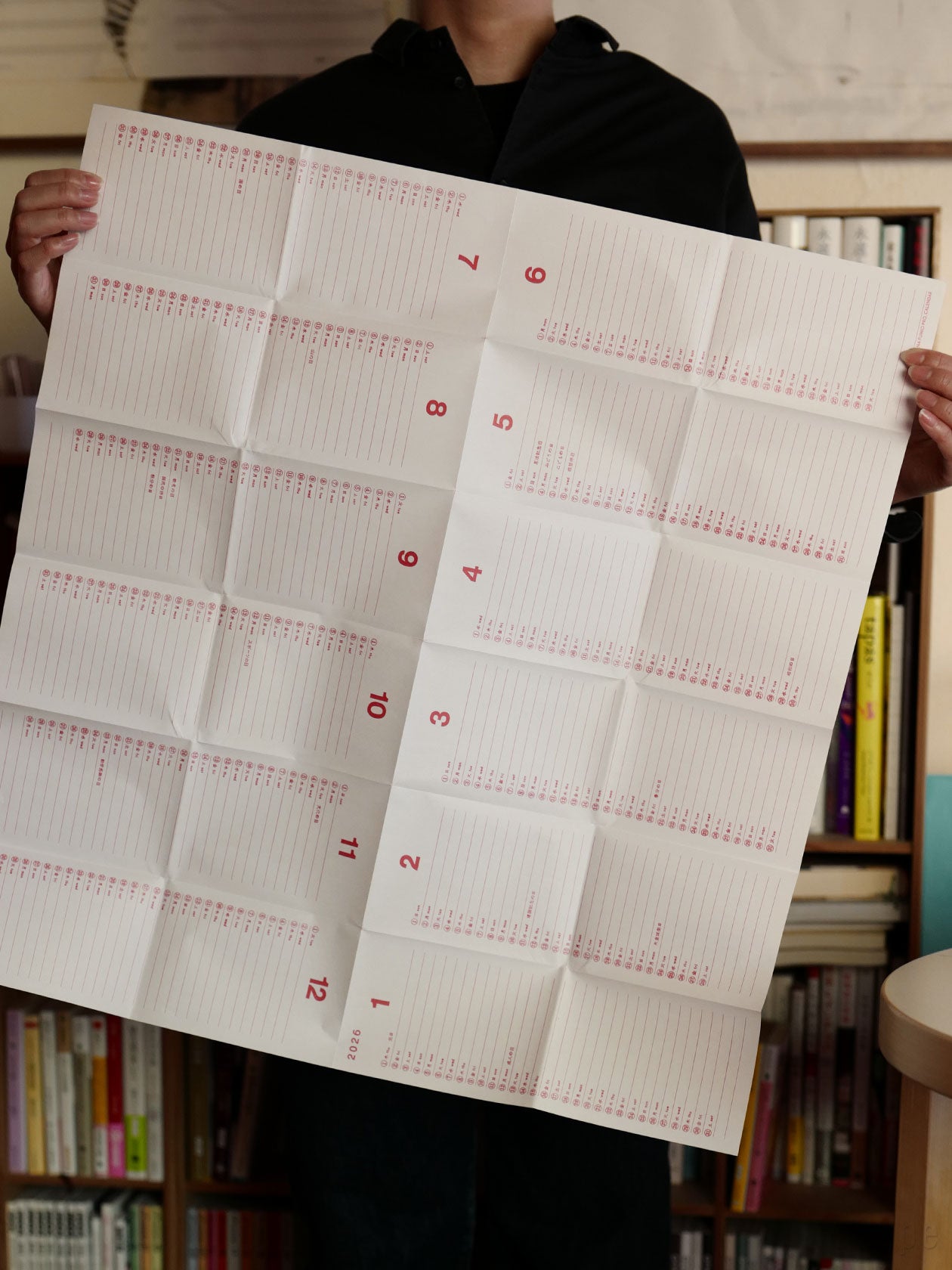 手に持った広げたカレンダー