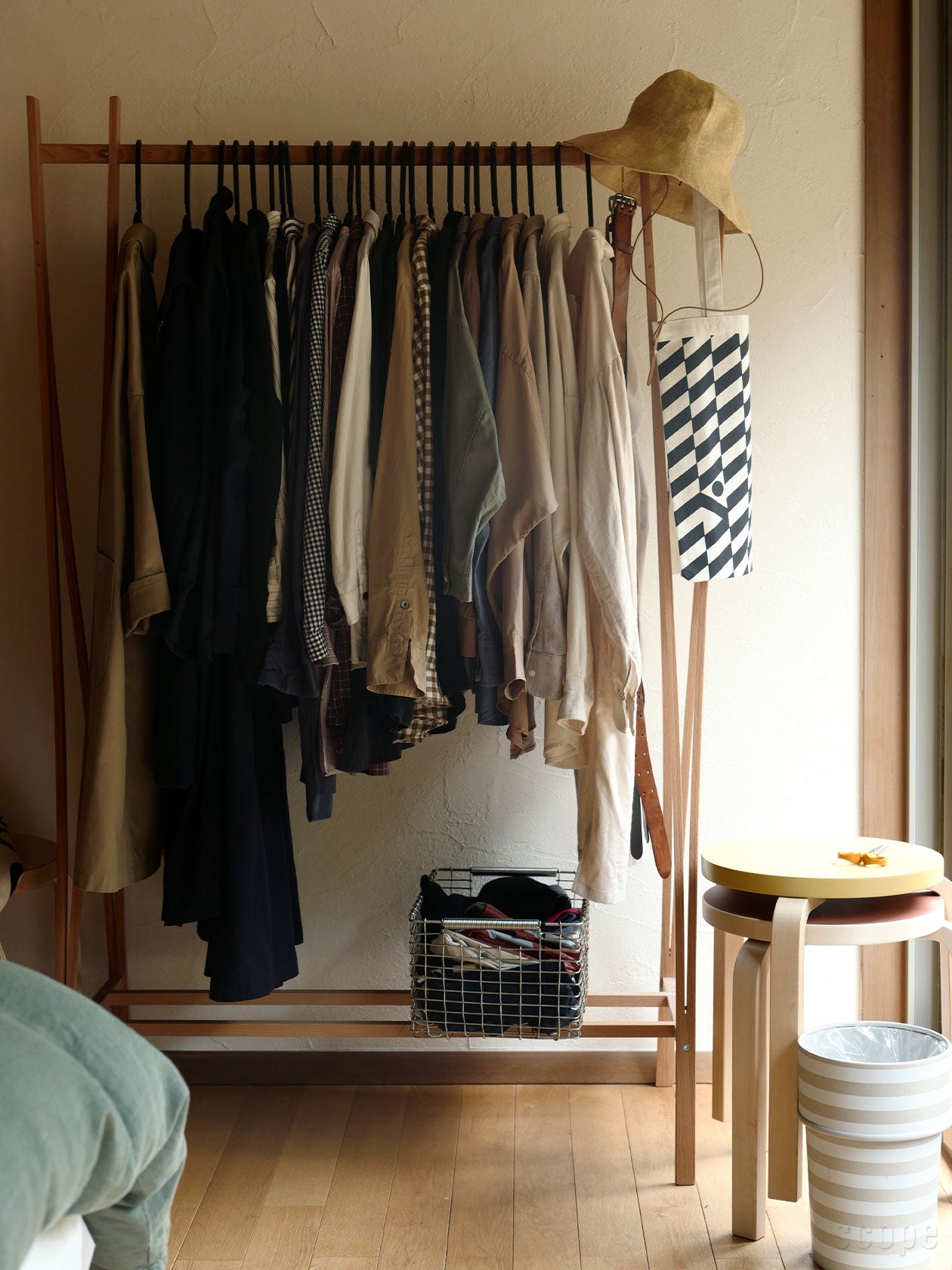 脱ぎっぱなしの服に風を通し、明日着る服を整える。生活に溶け込むオープンクローゼット